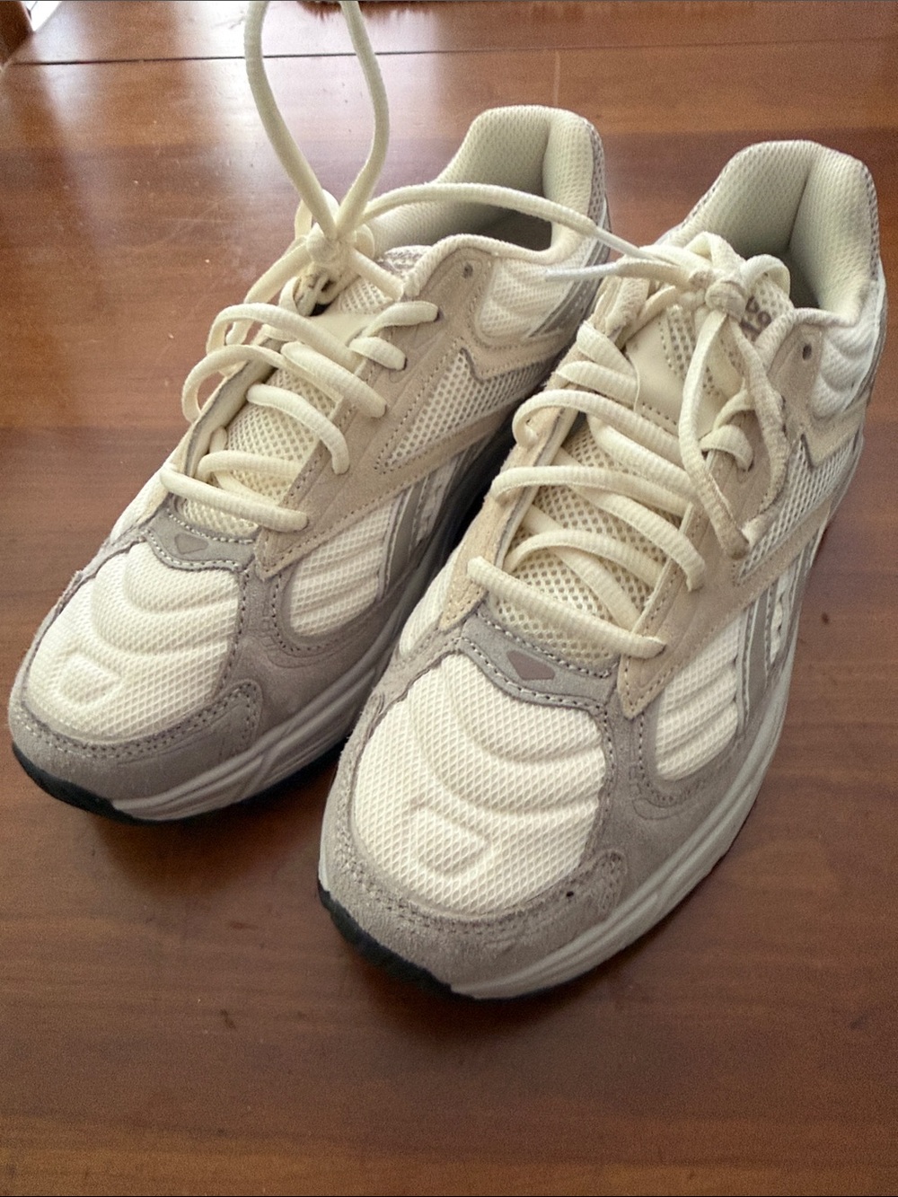 Reebok Women’s Cream and Gray Athletic Sneakers EUC